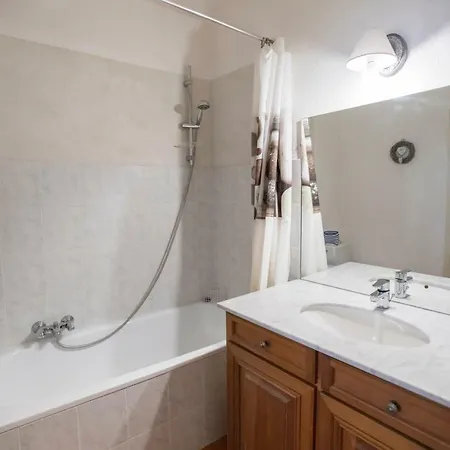 Traditional House By Connexion Feriehus Antibes